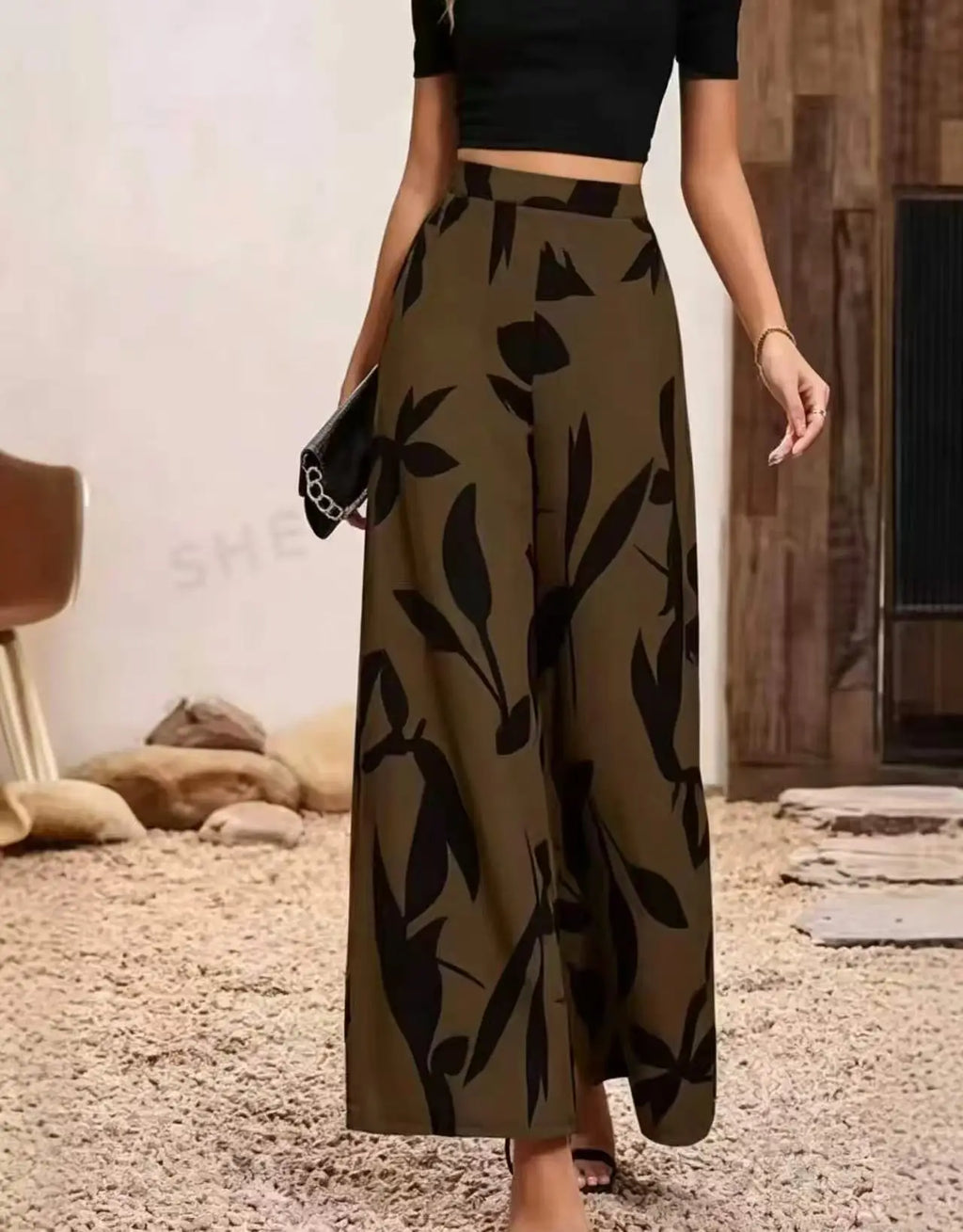 Pantalón amplio con estampado de hojas